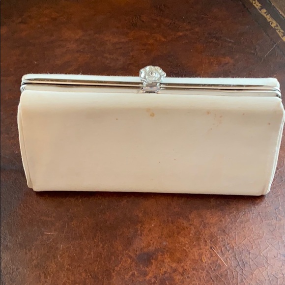 🤍 Vintage Ivory Clutch - Picture 2 of 5